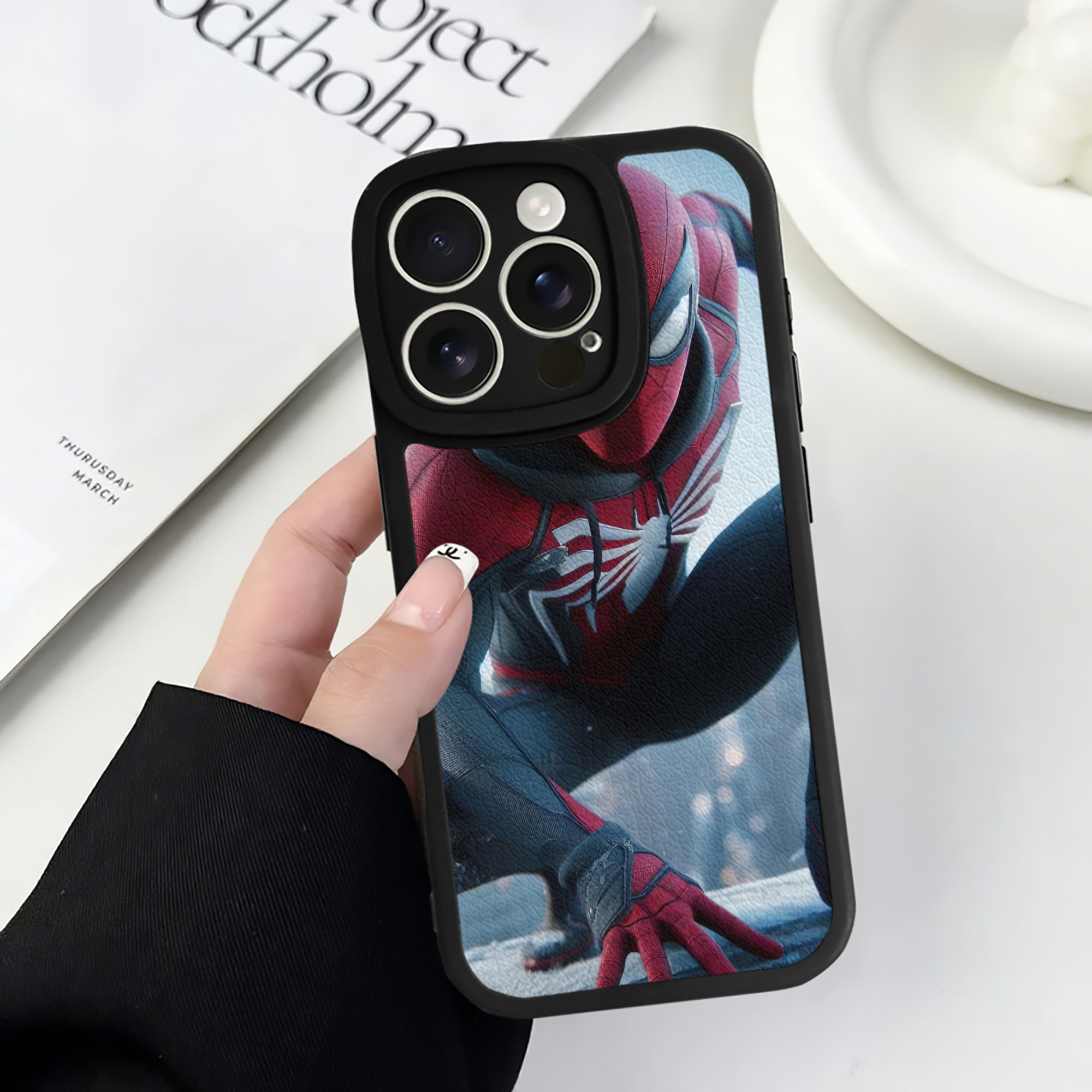 Spider Man スパイダーマン 【iPhone 16シリーズ対応】シリコンスマホケース（レザー調） 材質：シリコン